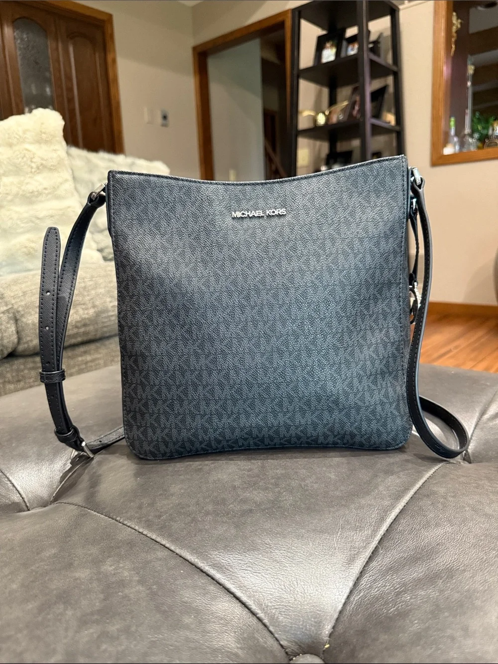 Michael Kors Jet Set Travel Messenger Bag Black with Crossbody Straps - Picture 1 of 8